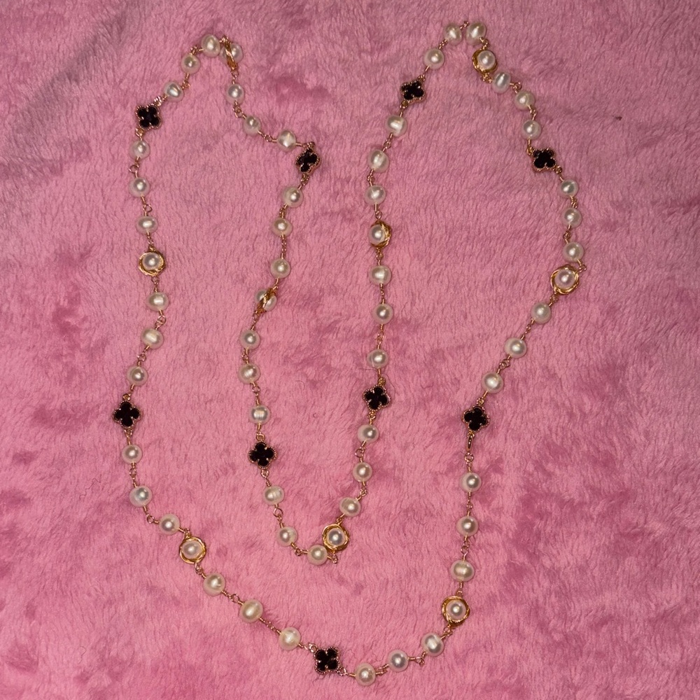 Natural Elegant Pearl and Black Floral Necklace